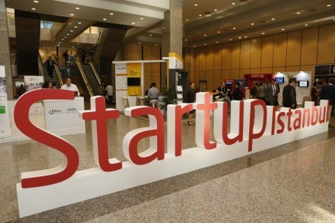 Startup İstanbul 2015 etkinliği katılımcı sayısı, konuşmacıları, lokasyonu gibi bilgileri Plaza Cubes Blog'ta okuyabilirsiniz.