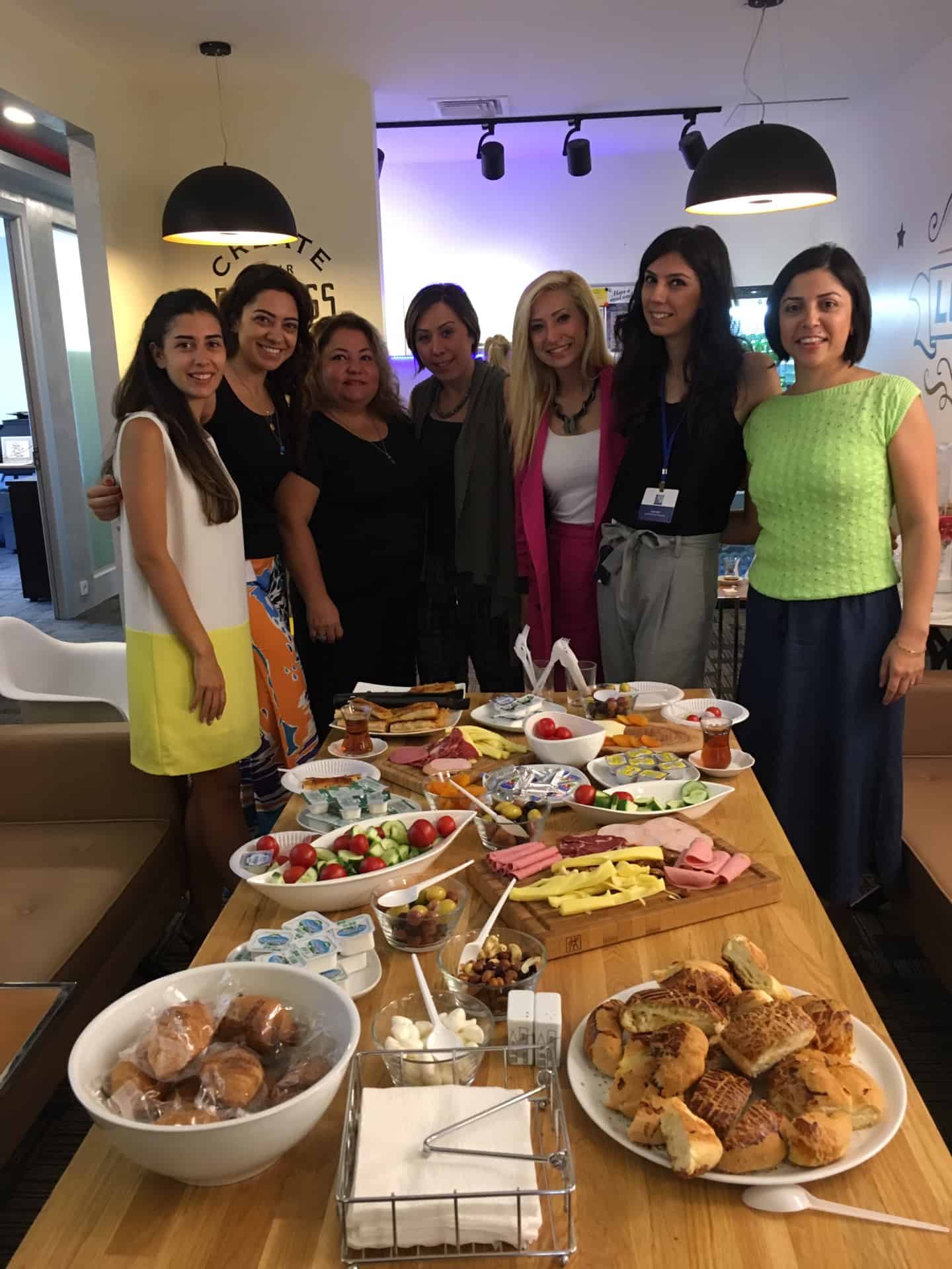 THE PARAGON HAPPY MONDAY BRUNCH!